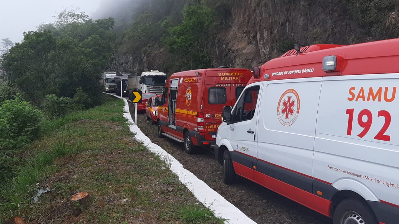 Veículo desce barranco e quatro pessoas ficam feridos na BR-470, em Bento Gonçalves