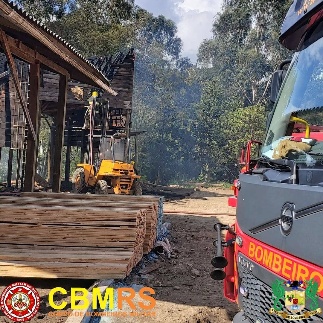 O Corpo de Bombeiros Militar do Rio Grande do Sul auxílio no combate incêndio pelo Pelotão Militar 
