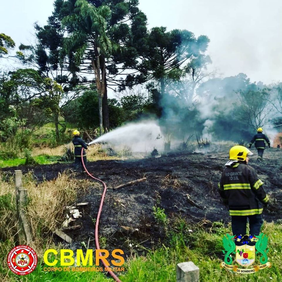O Corpo de Bombeiros Militar do Rio Grande do Sul atuou em um incêndio de vegetação na cidade de Caxias do Sul nesta manhã de sexta-feira (28/08).