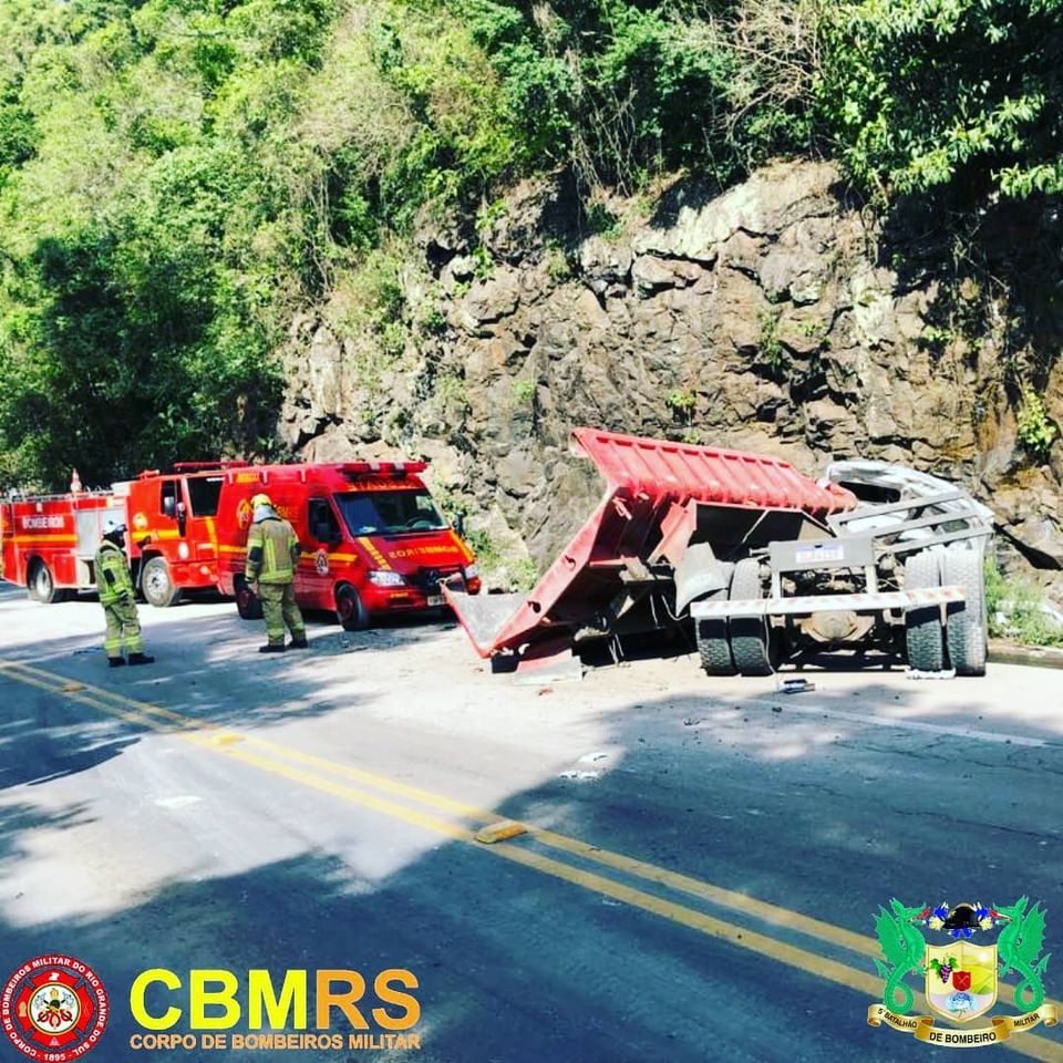 O Corpo de Bombeiros Militar do Rio Grande do Sul - CBMRS - atendeu a um acidente veicular envolvendo um caminhão 