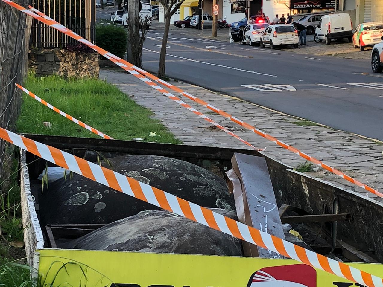 Motorista perde controle de BMW, derruba parada de ônibus e quase provoca tragédia em Caxias