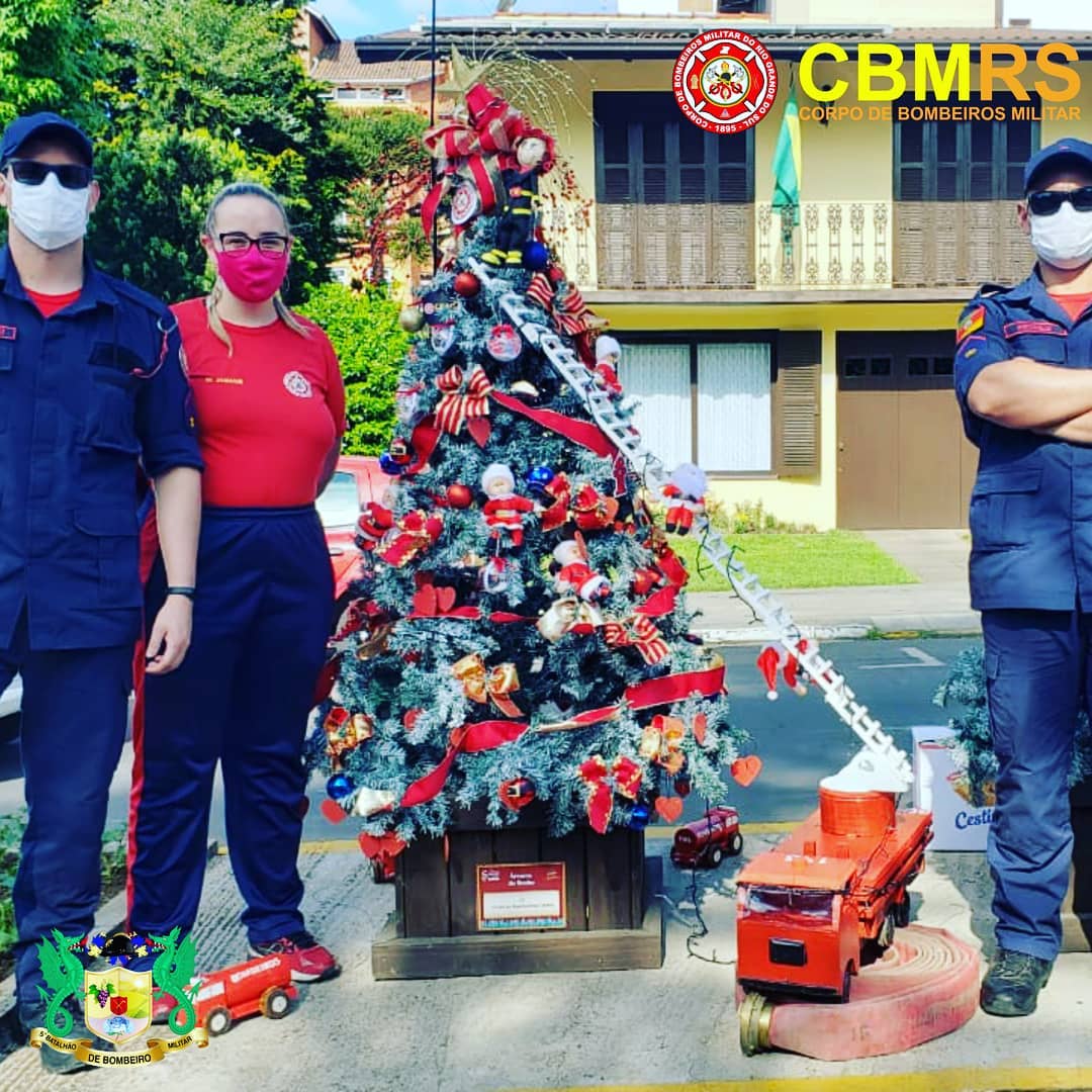 O Corpo de Bombeiros Militar do Rio Grande do Sul - CBMRS - participou da decoração de um pinheirinho do projeto oficial do Sonho de Natal de Canela