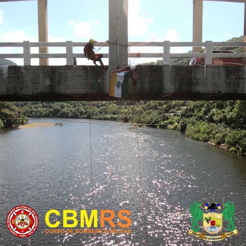 O Corpo de Bombeiros Militar do Rio Grande do Sul - CBMRS - deu instrução de salvamento aquático na ponte do rio das Antas