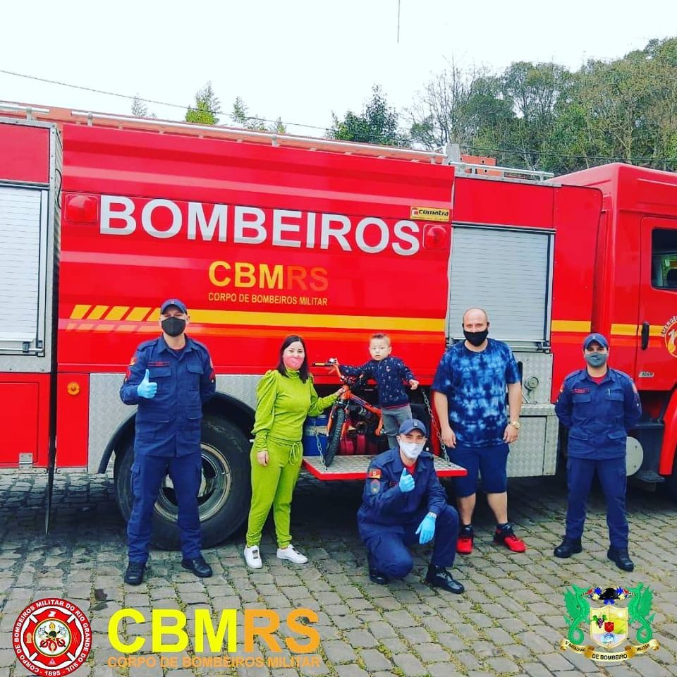 O Corpo de Bombeiros Militar do Rio Grande do Sul – CBMRS – compareceu à residência do pequeno Joaquim em virtude de seu aniversário de 3 anos
