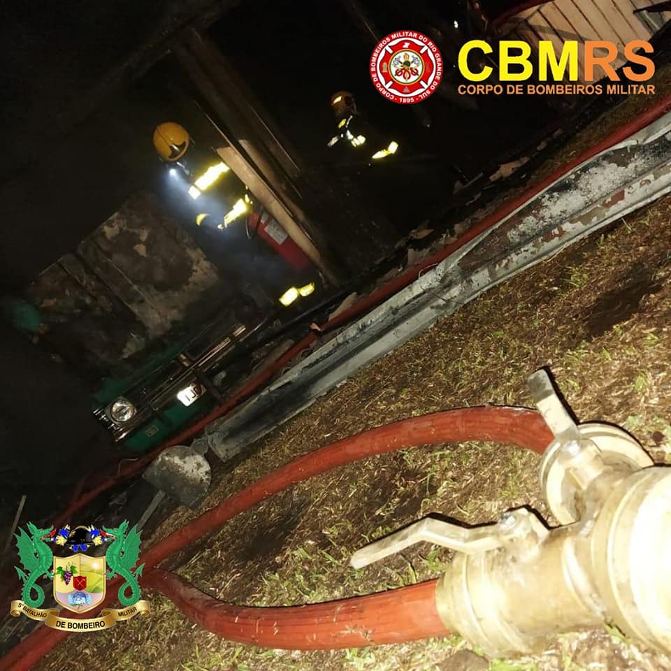 O Corpo de Bombeiros Militar do Rio Grande do Sul combateu um incêndio em uma garagem na cidade de Bento Gonçalves.