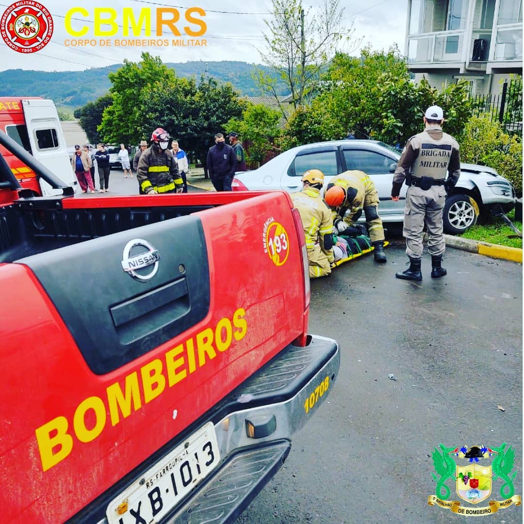 O Corpo de Bombeiros Militar do Rio Grande do Sul - CBMRS - tendeu a um acidente veicular envolvendo um veículo Civic e um Prisma.