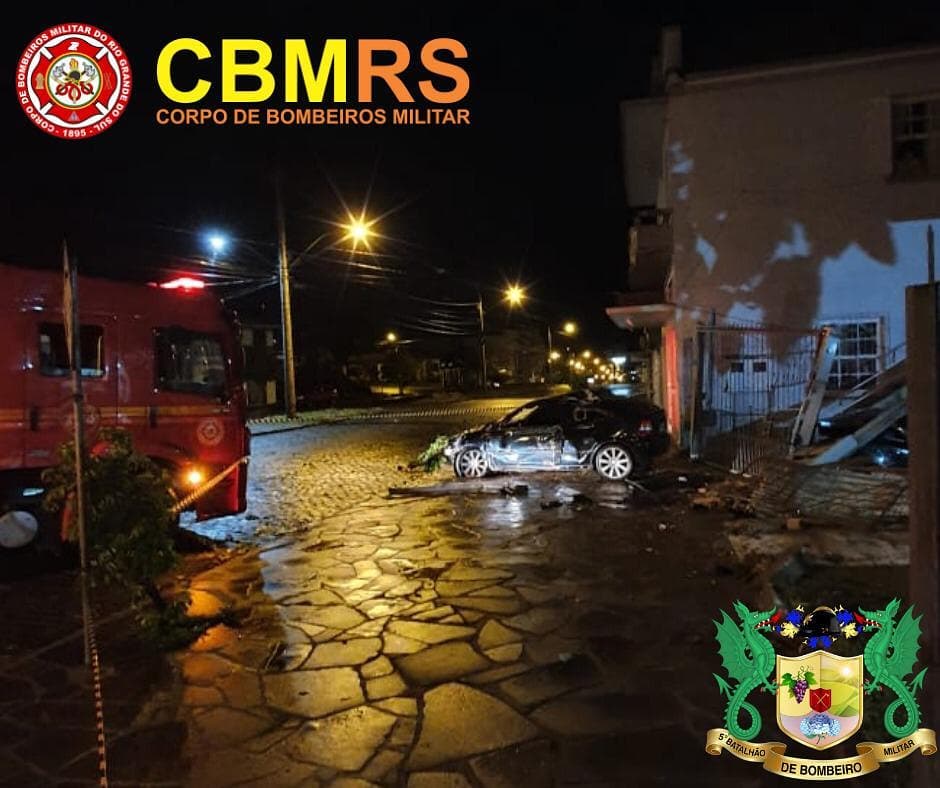 O Corpo de Bombeiros Militar do Rio Grande do Sul – CBMRS – atendeu na madrugada deste domingo um acidente de trânsito em São Marcos