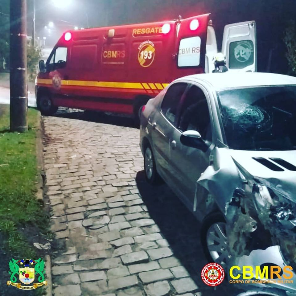 O Corpo de Bombeiros Militar do Rio Grande do Sul - CBMRS - atendeu uma colisão entre carro e poste