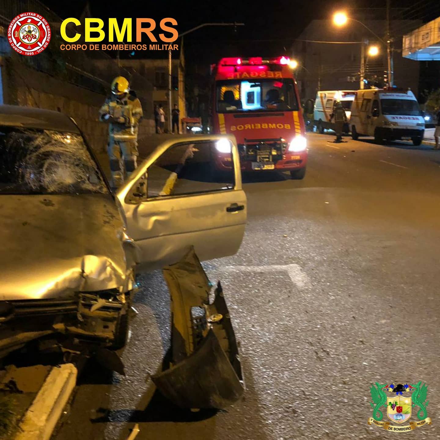 O Corpo de Bombeiros Militar do Rio Grande do Sul - CBMRS - atendeu a um acidente veicular envolvendo um veículo de passeio e uma motocicleta