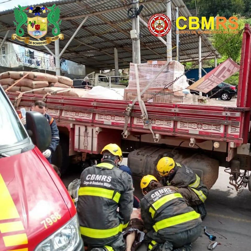 O Corpo de Bombeiros Militar do Rio Grande do Sul atendeu uma ocorrência de acidente veicular envolvendo um caminhão e uma motocicleta