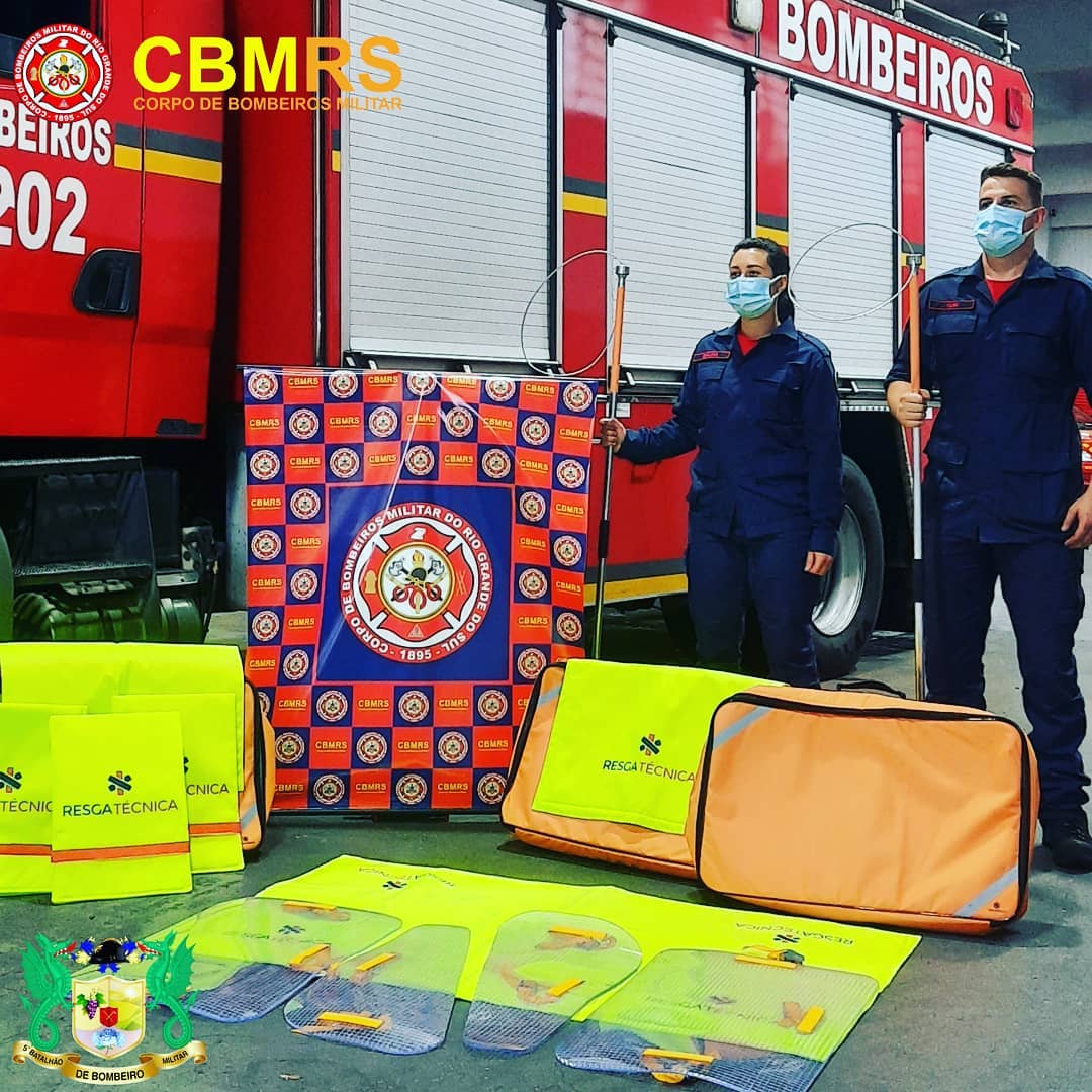 O Corpo de Bombeiros Militar do Rio Grande do Sul - CBMRS -  recebeu do FUNEBROM materiais para uso em ocorrências