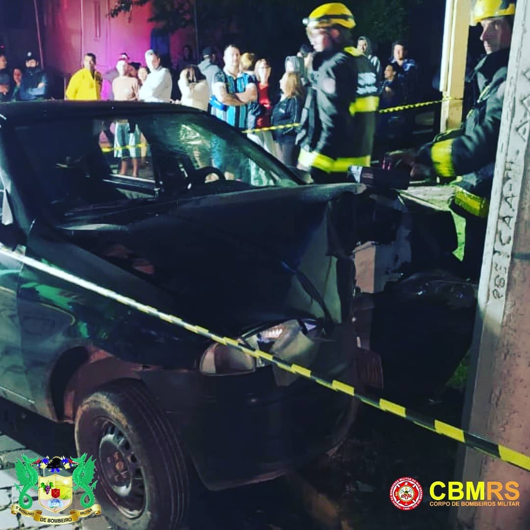 O Corpo de Bombeiros Militar do Rio Grande do Sul - CBMRS - atendeu  uma ocorrência de acidente envolvendo um carro que colidiu com um poste de energia elétrica