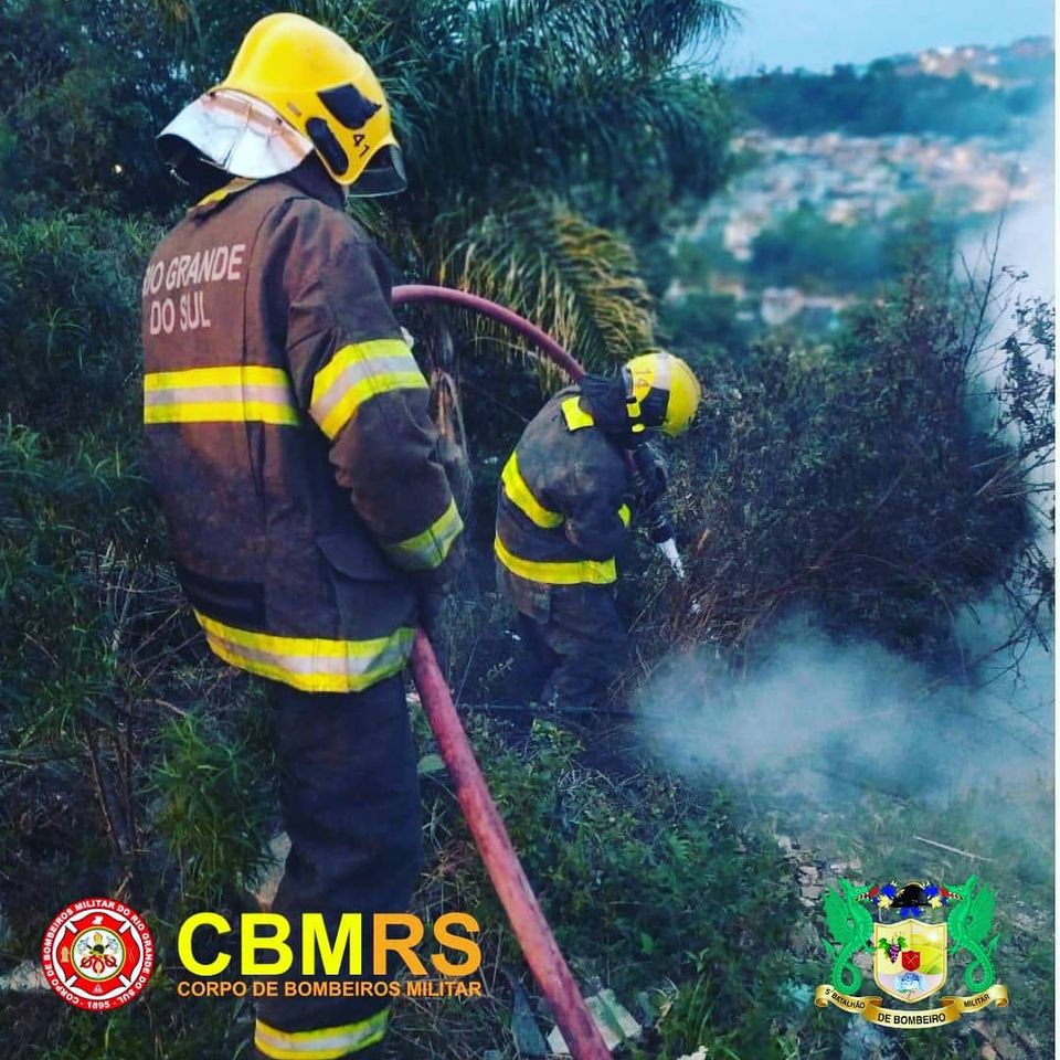 O Corpo de Bombeiros Militar do Rio Grande do Sul – CBMRS – atendeu a um incendeio em vegetação em Caxias do Sul.