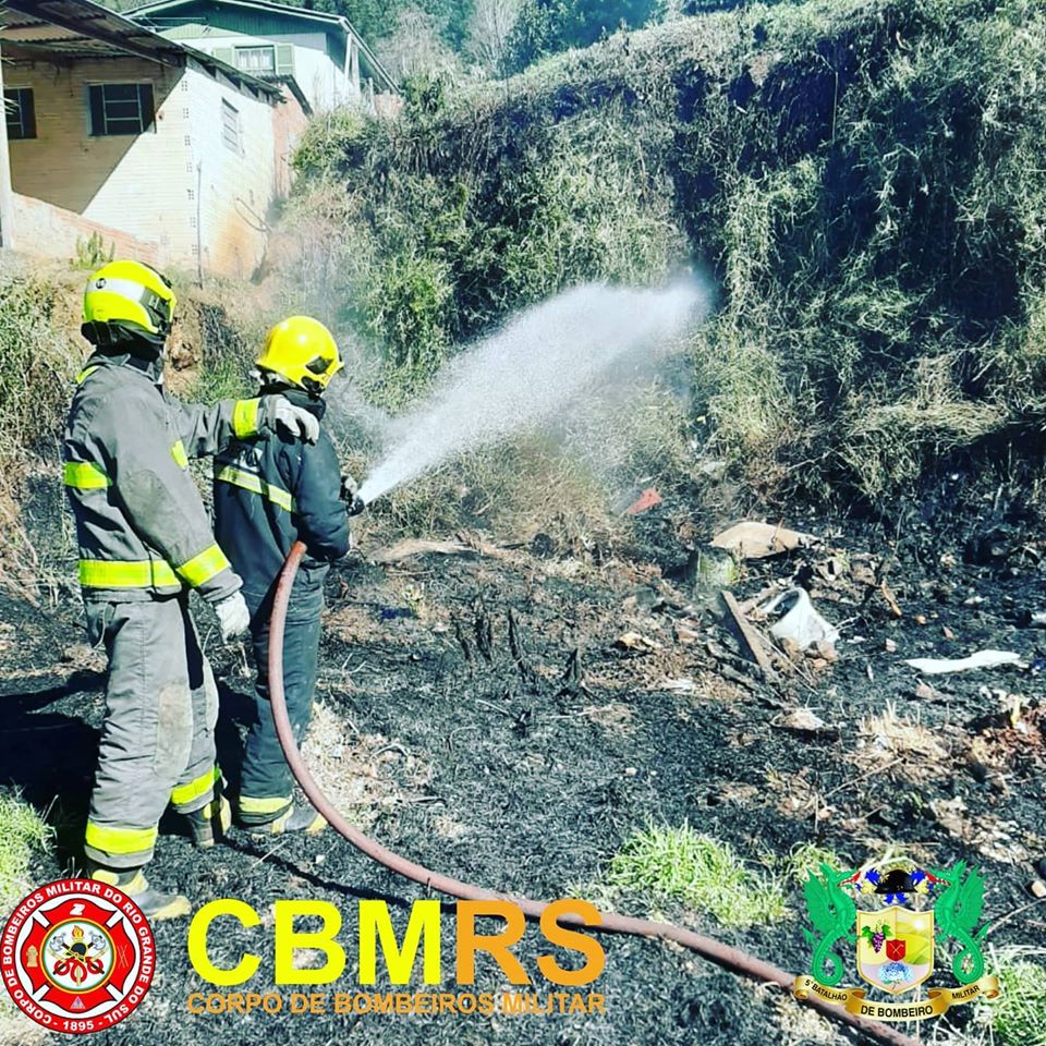 O Corpo de Bombeiros Militar do Rio Grande do Sul – CBMRS – atuou em um combate a incêndio de vegetação.
