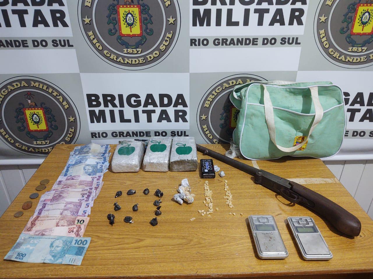 Dupla é presa pela BM com arma e drogas em Sananduva