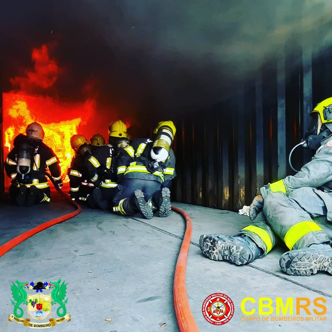 O Corpo de Bombeiros Militar do Rio Grande do Sul - CBMRS - mostra como os bombeiros ficam expostos a altas temperaturas durante ocorrências