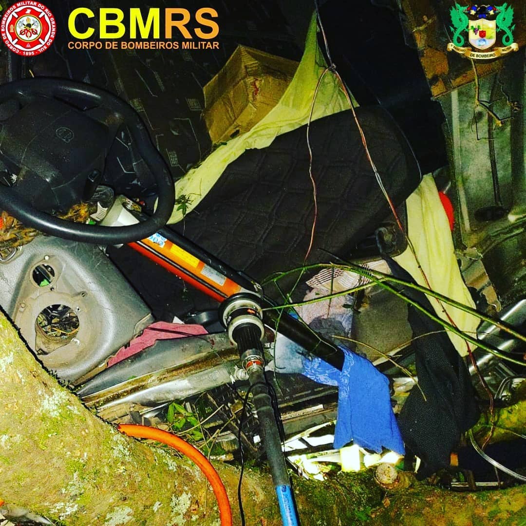 O Corpo de Bombeiros Militar do Rio Grande do Sul - CBMRS - atendeu uma ocorrência de acidente veicular 