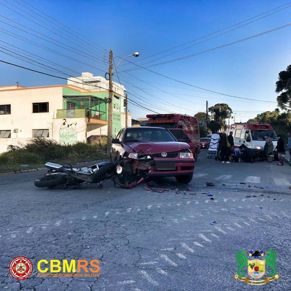 O Corpo de Bombeiros do Rio Grande do Sul, atuou em uma ocorrência de acidente envolvendo um veiculo de passeio e uma motocicleta.