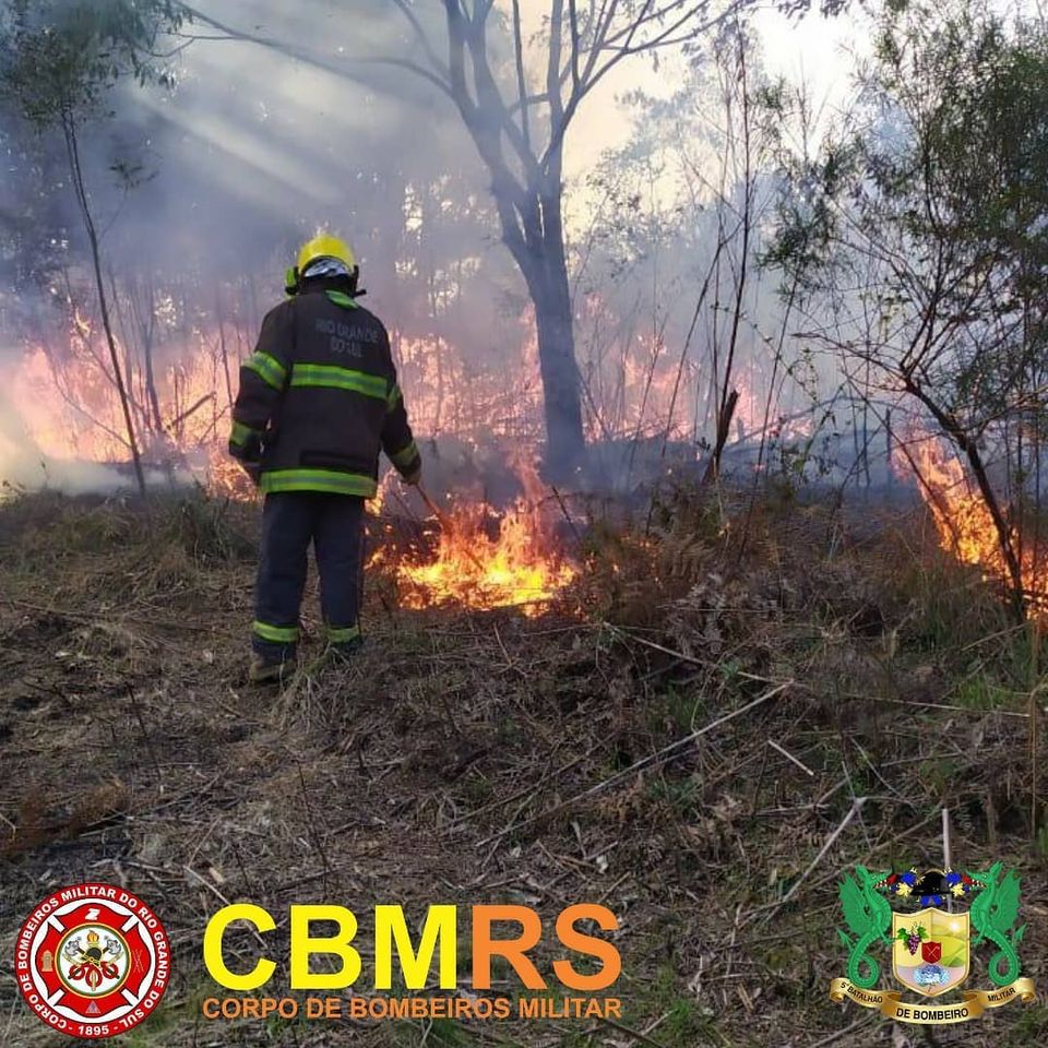  O Corpo de Bombeiros Militar do Rio Grande do Sul – CBMRS – atendeu a um incêndio em vegetação 