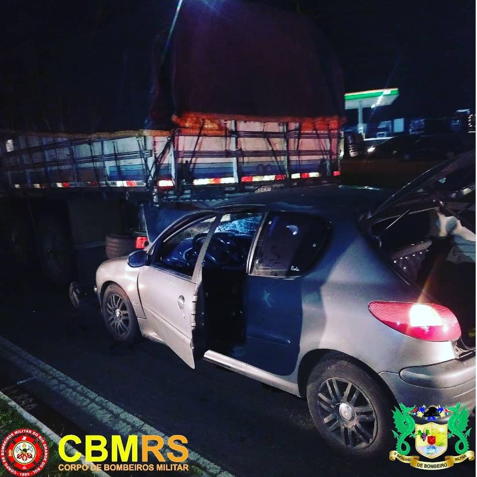 O Corpo de Bombeiros Militar do Rio Grande do Sul - CBMRS - atendeu a um acidente veicular envolvendo um caminhão e um veículo de passeio