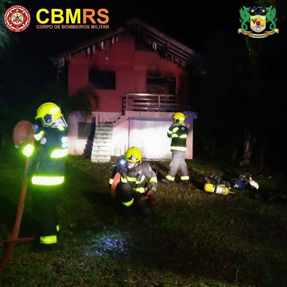 O Corpo de Bombeiros Militar do Rio Grande do Sul - CBMRS - atendeu chamado de devido a fogo que tomou conta de residência