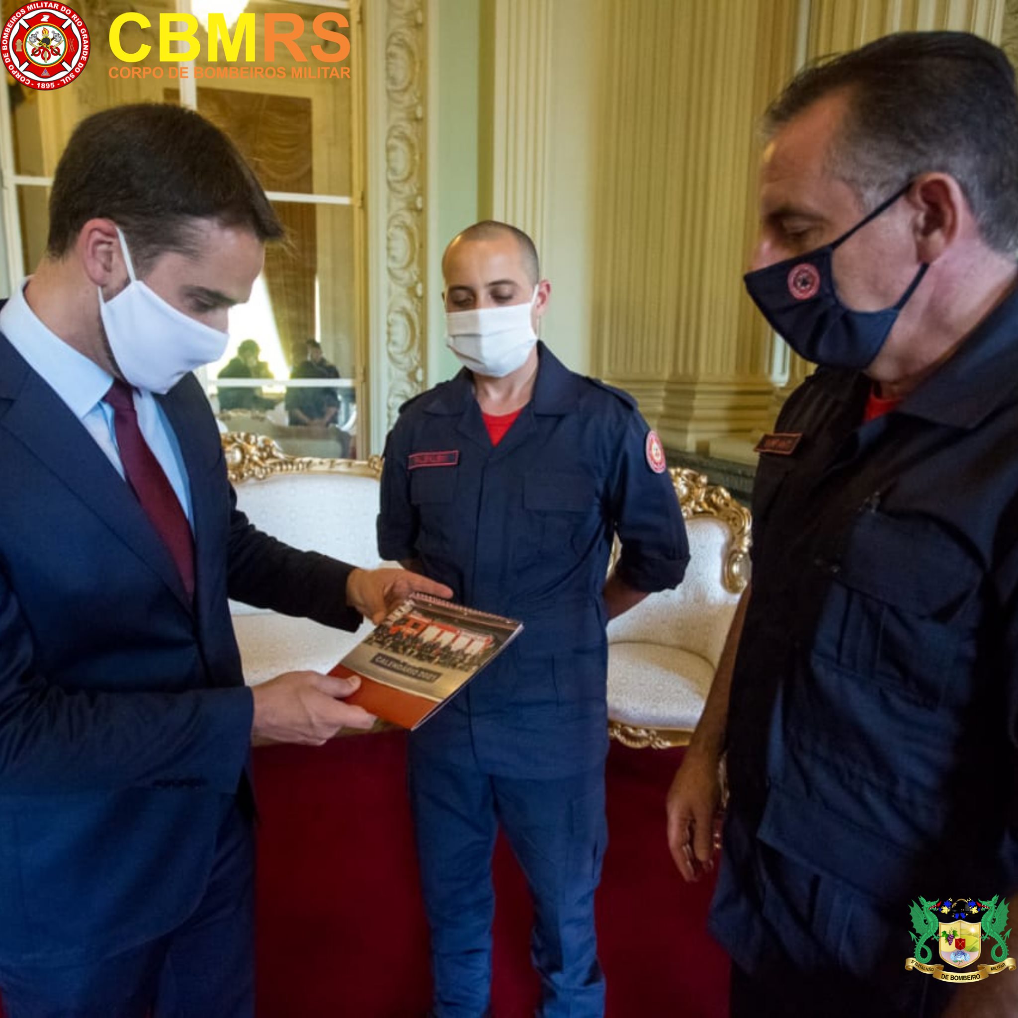 O Corpo de Bombeiros do Estado do Rio Grande do Sul (CBMRS) em visita presenteou o governador e vice com um exemplar do calendário 2021
