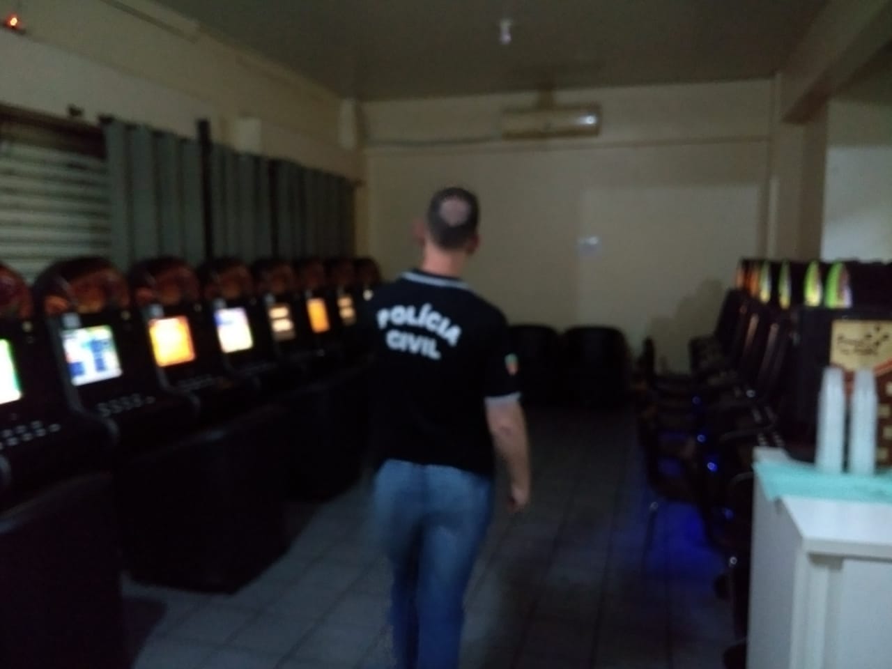 Polícia apreende máquinas caça-níqueis escondidas em loja de fachada em Caxias