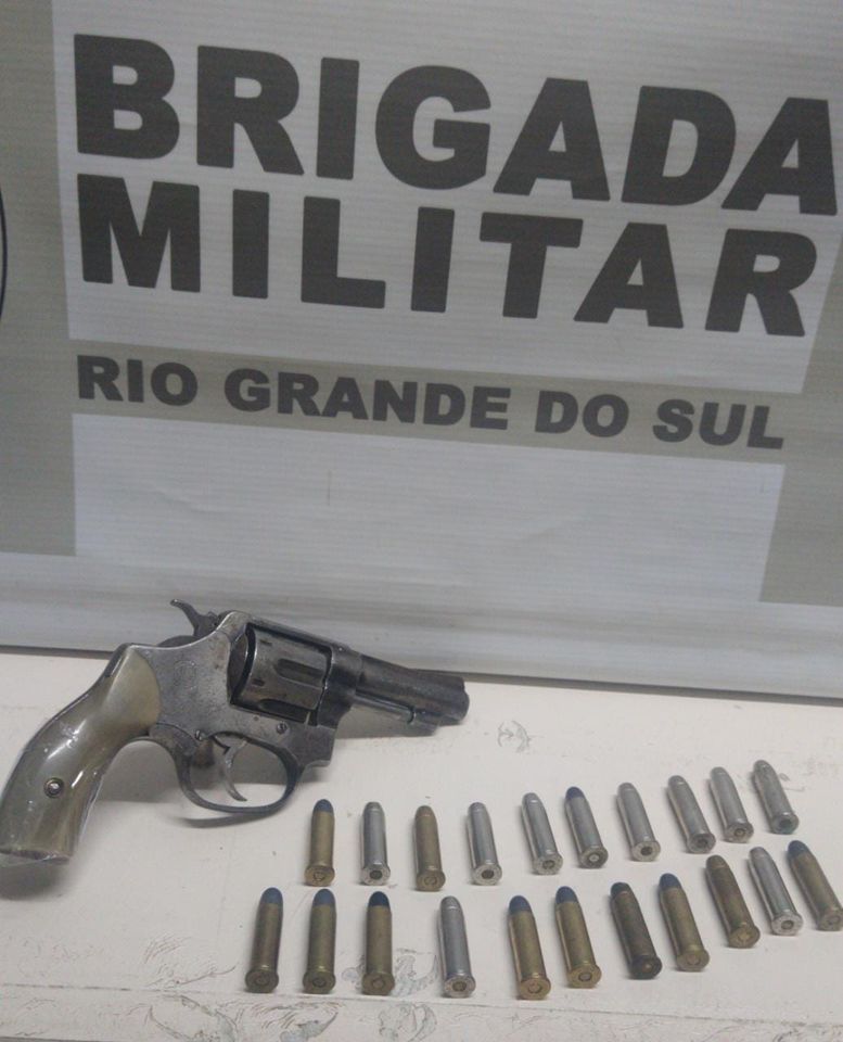 BRIGADA MILITAR PRENDE POR PORTE ILEGAL DE ARMA DE FOGO EM CANELA