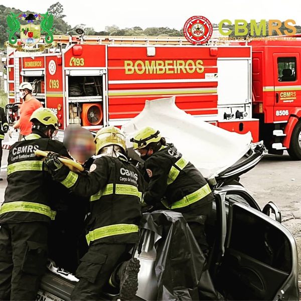 O Corpo de Bombeiros Militar do Rio Grande do Sul - CBMRS - atendeu uma ocorrência de acidente envolvendo um carro e um caminhão