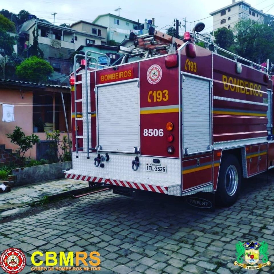 O Corpo de Bombeiros Militar do Rio Grande do Sul - CBMRS - atendeu a um incêndio a residência ocasionado pela perfuração a um botijão de gás 13kg.